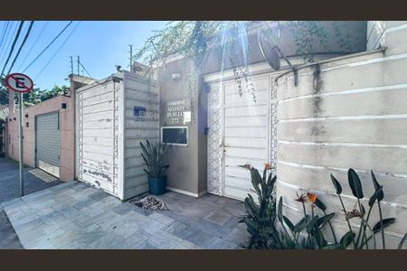 Casa de condomínio à venda com 638m², 4 quartos e 4 vagas Casa de condomínio à venda com 638m², 4 quartos e 4 vagasFachada