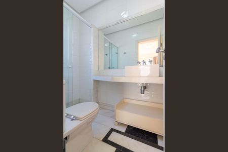 Casa de condomínio à venda com 638m², 4 quartos e 4 vagas Casa de condomínio à venda com 638m², 4 quartos e 4 vagasBanheiro Suíte 4