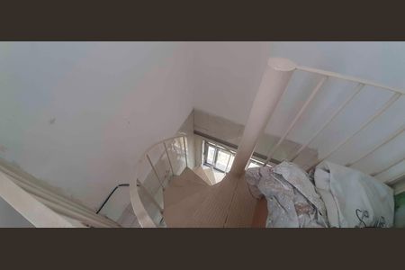 Casa para alugar com 250m², 4 quartos e 5 vagasEscada de Acesso a Cozinha