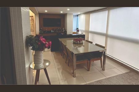 Apartamento à venda com 325m², 4 quartos e 2 vagas Apartamento à venda com 325m², 4 quartos e 2 vagasVaranda