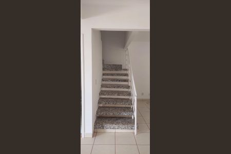Casa de condomínio para alugar com 90m², 3 quartos e 2 vagas Casa de condomínio para alugar com 90m², 3 quartos e 2 vagasEscada
