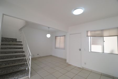 Sala de casa de condomínio para alugar com 3 quartos, 90m² em Morada da Colina, Uberlândia