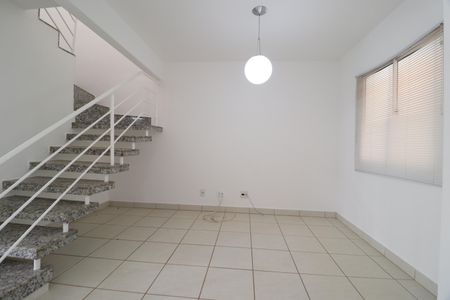 Sala de casa de condomínio para alugar com 3 quartos, 90m² em Morada da Colina, Uberlândia