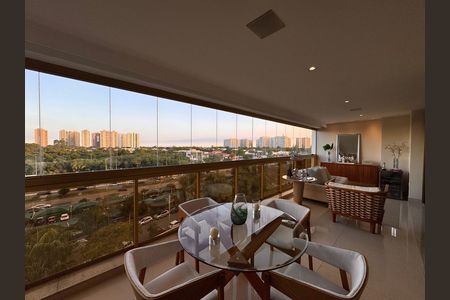 Apartamento à venda com 180m², 3 quartos e 3 vagasVaranda