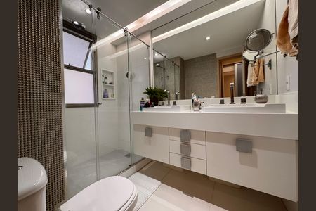 Apartamento à venda com 180m², 3 quartos e 3 vagasSuíte 1 - Banheiro