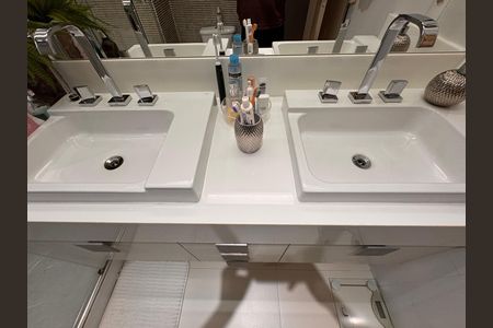 Apartamento à venda com 180m², 3 quartos e 3 vagasSuíte 1 - Banheiro