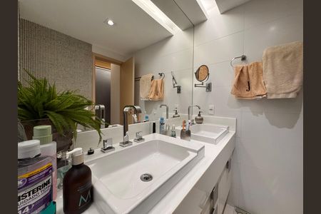 Apartamento à venda com 180m², 3 quartos e 3 vagasSuíte 1 - Banheiro