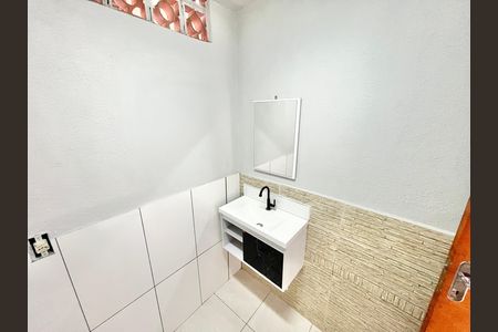 Banheiro de casa para alugar com 1 quarto, 48m² em Vila Diva, São Paulo
