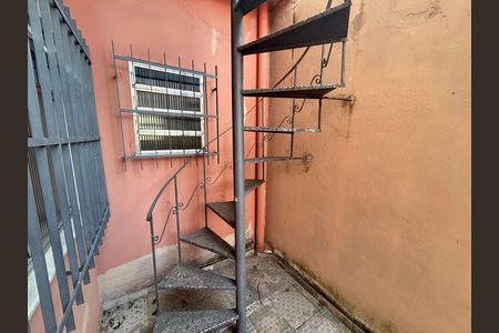 Casa de condomínio para alugar com 210m², 3 quartos e 3 vagasEscada para o terraço