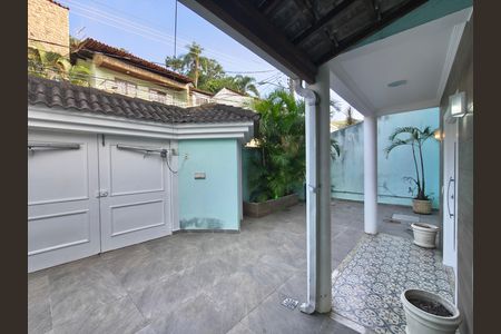 Casa de condomínio à venda com 319m², 5 quartos e 2 vagas Casa de condomínio à venda com 319m², 5 quartos e 2 vagasQuintal