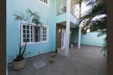 Casa de condomínio à venda com 319m², 5 quartos e 2 vagas Casa de condomínio à venda com 319m², 5 quartos e 2 vagasQuintal
