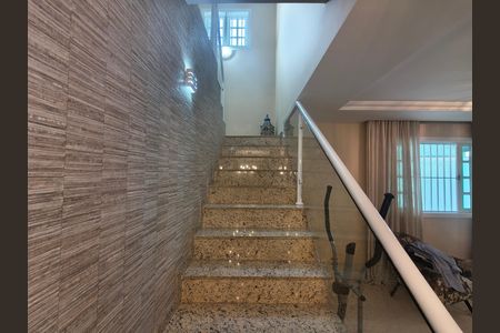 Casa de condomínio à venda com 319m², 5 quartos e 2 vagas Casa de condomínio à venda com 319m², 5 quartos e 2 vagasEscada - Andar Superior