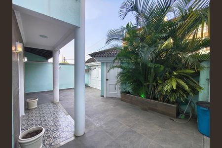 Casa de condomínio à venda com 319m², 5 quartos e 2 vagas Casa de condomínio à venda com 319m², 5 quartos e 2 vagasQuintal