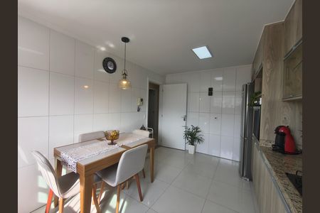 Casa de condomínio à venda com 319m², 5 quartos e 2 vagas Casa de condomínio à venda com 319m², 5 quartos e 2 vagasCozinha