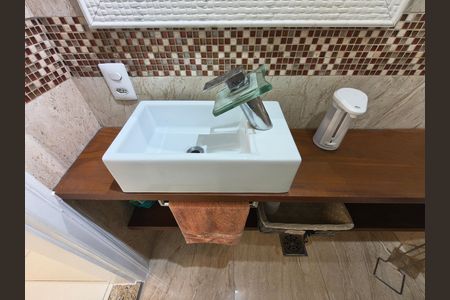 Casa de condomínio à venda com 319m², 5 quartos e 2 vagas Casa de condomínio à venda com 319m², 5 quartos e 2 vagasLavabo