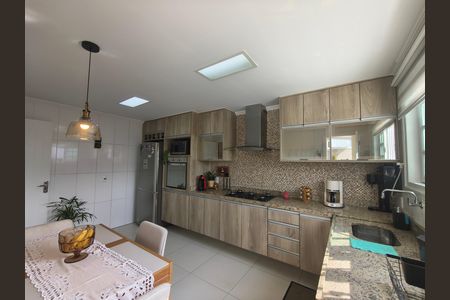 Casa de condomínio à venda com 319m², 5 quartos e 2 vagas Casa de condomínio à venda com 319m², 5 quartos e 2 vagasCozinha