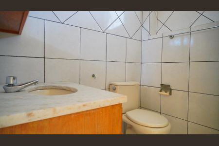 Banheiro  de apartamento para alugar com 2 quartos, 58m² em São Geraldo, Porto Alegre