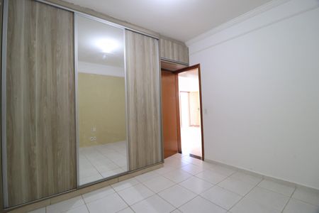 Quarto 2 de apartamento para alugar com 2 quartos, 58m² em Jardim Holanda, Uberlândia