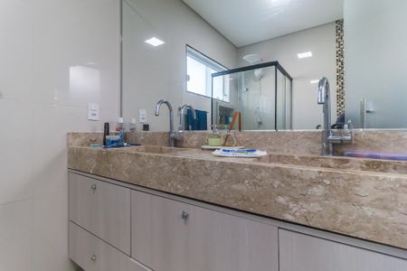 Casa de condomínio para alugar com 300m², 3 quartos e 4 vagas Casa de condomínio para alugar com 300m², 3 quartos e 4 vagasBanheiro da Suíte