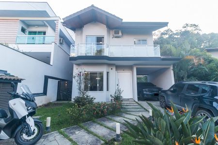 Casa de condomínio para alugar com 300m², 3 quartos e 4 vagas Casa de condomínio para alugar com 300m², 3 quartos e 4 vagasFachada