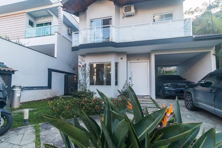 Casa de condomínio para alugar com 300m², 3 quartos e 4 vagas Casa de condomínio para alugar com 300m², 3 quartos e 4 vagasFachada