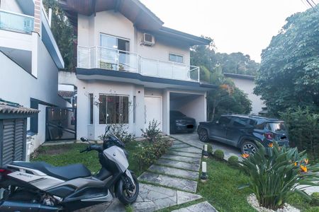 Casa de condomínio para alugar com 300m², 3 quartos e 4 vagas Casa de condomínio para alugar com 300m², 3 quartos e 4 vagasFachada