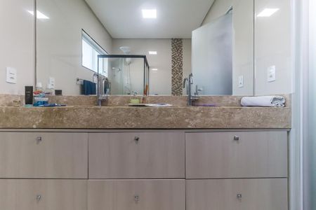 Casa de condomínio para alugar com 300m², 3 quartos e 4 vagas Casa de condomínio para alugar com 300m², 3 quartos e 4 vagasBanheiro da Suíte