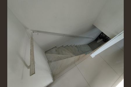 Casa para alugar com 185m², 2 quartos e 1 vaga Casa para alugar com 185m², 2 quartos e 1 vagaEscada