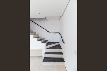 Apartamento à venda com 107m², 1 quarto e 3 vagas Apartamento à venda com 107m², 1 quarto e 3 vagasEscada