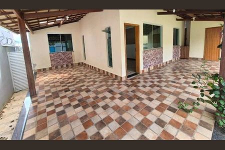 Casa de condomínio à venda com 360m², 3 quartos e 4 vagas Casa de condomínio à venda com 360m², 3 quartos e 4 vagasÁrea Externa