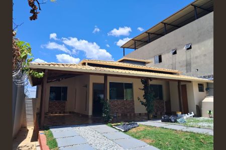Casa de condomínio à venda com 360m², 3 quartos e 4 vagas Casa de condomínio à venda com 360m², 3 quartos e 4 vagasÁrea Externa