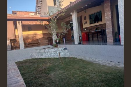Casa de condomínio à venda com 360m², 3 quartos e 4 vagas Casa de condomínio à venda com 360m², 3 quartos e 4 vagasÁrea Externa