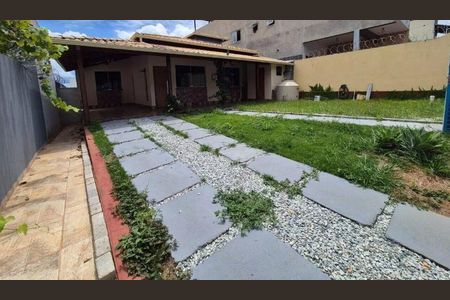 Casa de condomínio à venda com 360m², 3 quartos e 4 vagas Casa de condomínio à venda com 360m², 3 quartos e 4 vagasÁrea Externa