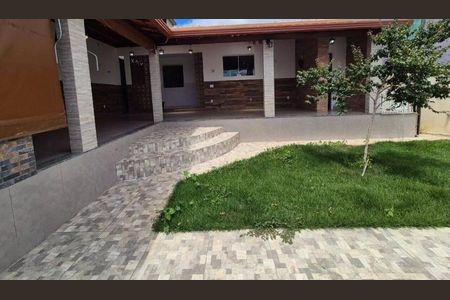 Casa de condomínio à venda com 360m², 3 quartos e 4 vagas Casa de condomínio à venda com 360m², 3 quartos e 4 vagasÁrea Externa