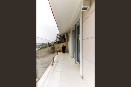 Casa de condomínio à venda com 600m², 4 quartos e 4 vagas Casa de condomínio à venda com 600m², 4 quartos e 4 vagasVaranda
