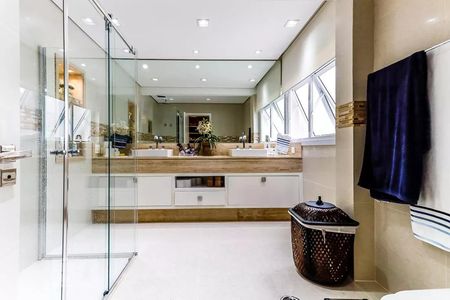 Casa de condomínio à venda com 600m², 4 quartos e 4 vagas Casa de condomínio à venda com 600m², 4 quartos e 4 vagasBanheiro