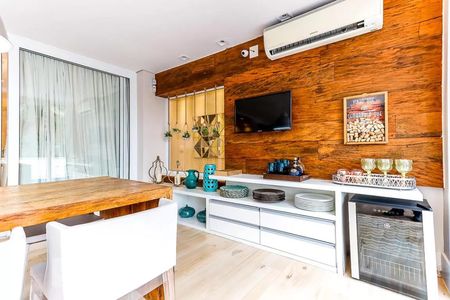 Casa de condomínio à venda com 600m², 4 quartos e 4 vagas Casa de condomínio à venda com 600m², 4 quartos e 4 vagasVaranda