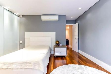 Casa de condomínio à venda com 600m², 4 quartos e 4 vagas Casa de condomínio à venda com 600m², 4 quartos e 4 vagasQuarto