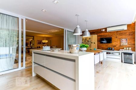 Casa de condomínio à venda com 600m², 4 quartos e 4 vagas Casa de condomínio à venda com 600m², 4 quartos e 4 vagasCozinha