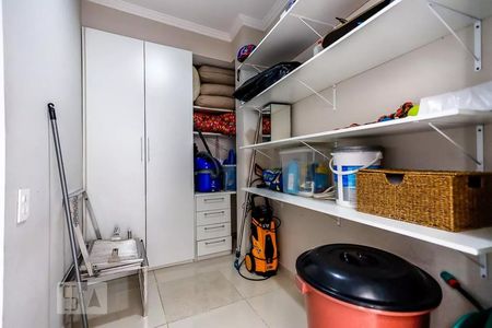Casa de condomínio à venda com 600m², 4 quartos e 4 vagas Casa de condomínio à venda com 600m², 4 quartos e 4 vagasÁrea de Serviço