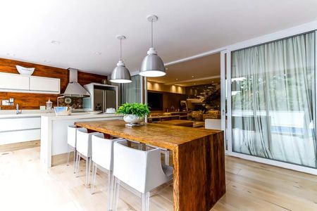 Casa de condomínio à venda com 600m², 4 quartos e 4 vagas Casa de condomínio à venda com 600m², 4 quartos e 4 vagasCozinha