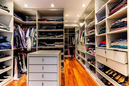Casa de condomínio à venda com 600m², 4 quartos e 4 vagas Casa de condomínio à venda com 600m², 4 quartos e 4 vagasCloset