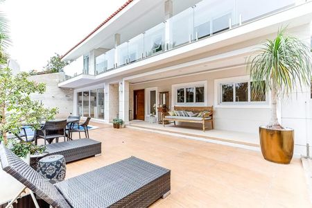 Casa de condomínio à venda com 600m², 4 quartos e 4 vagas Casa de condomínio à venda com 600m², 4 quartos e 4 vagasÁrea Externa