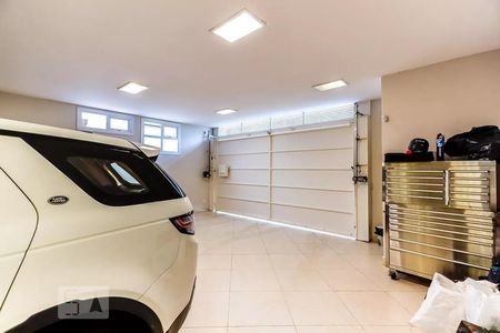 Casa de condomínio à venda com 600m², 4 quartos e 4 vagas Casa de condomínio à venda com 600m², 4 quartos e 4 vagasGaragem