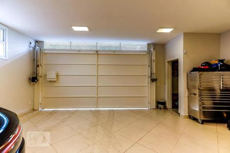 Casa de condomínio à venda com 600m², 4 quartos e 4 vagas Casa de condomínio à venda com 600m², 4 quartos e 4 vagasGaragem