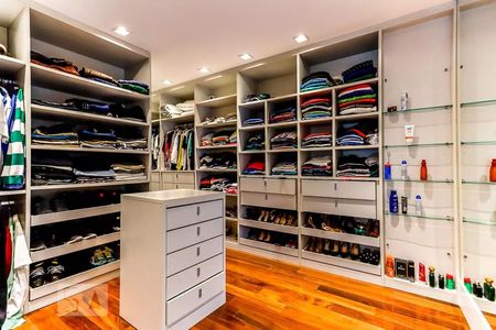 Casa de condomínio à venda com 600m², 4 quartos e 4 vagas Casa de condomínio à venda com 600m², 4 quartos e 4 vagasCloset