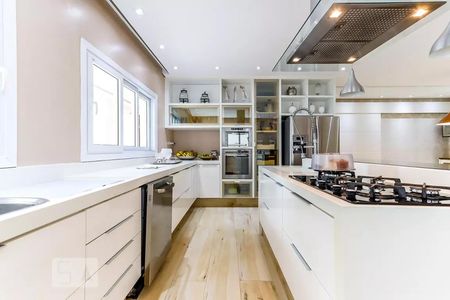 Casa de condomínio à venda com 600m², 4 quartos e 4 vagas Casa de condomínio à venda com 600m², 4 quartos e 4 vagasCozinha