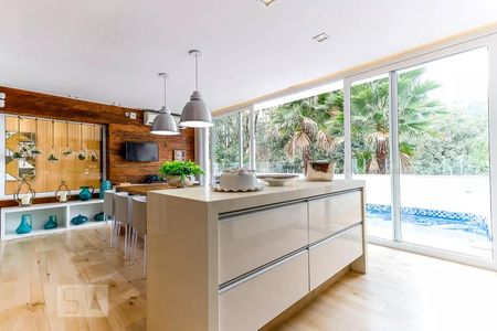 Casa de condomínio à venda com 600m², 4 quartos e 4 vagas Casa de condomínio à venda com 600m², 4 quartos e 4 vagasSala