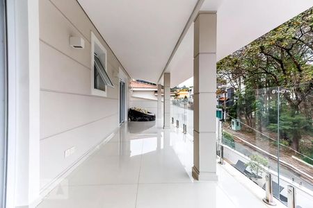 Casa de condomínio à venda com 600m², 4 quartos e 4 vagas Casa de condomínio à venda com 600m², 4 quartos e 4 vagasVaranda