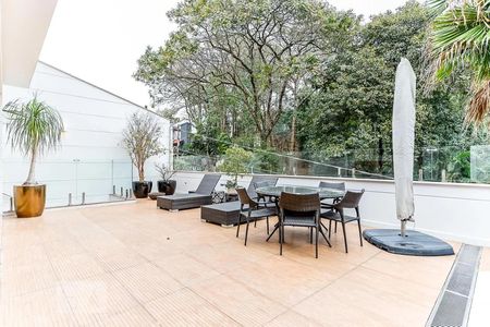 Casa de condomínio à venda com 600m², 4 quartos e 4 vagas Casa de condomínio à venda com 600m², 4 quartos e 4 vagasÁrea Externa